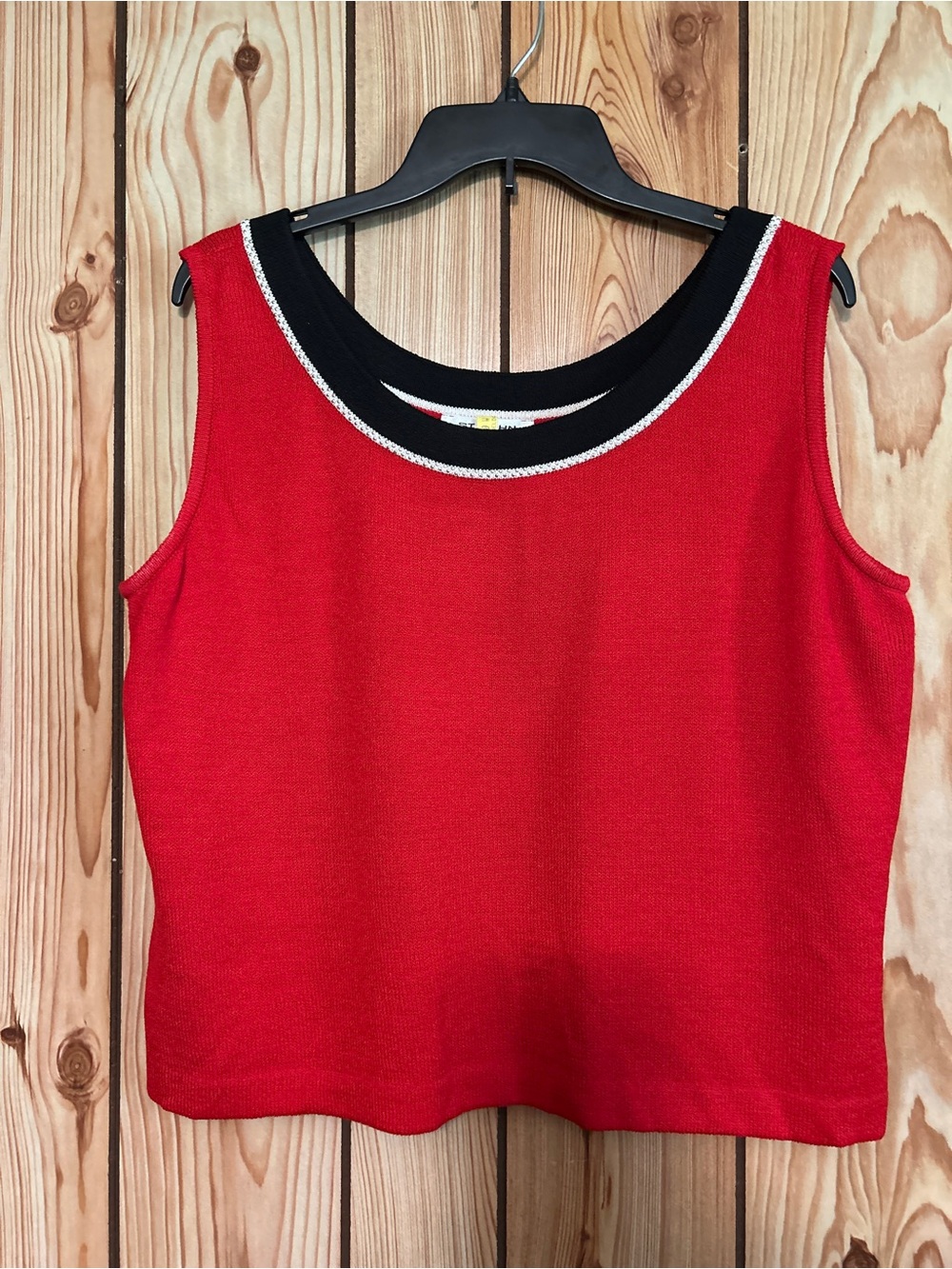 St. John women’s red knit top tank size L
Sleeveless size L